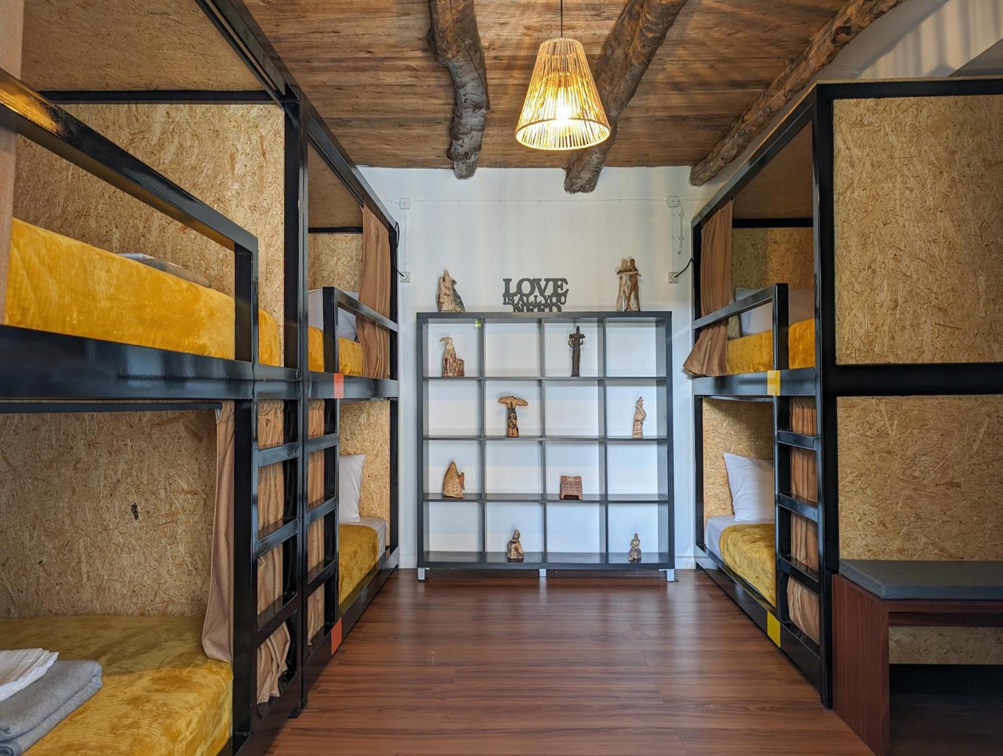 מדלנה Loving Strangers Hostel מראה חיצוני תמונה