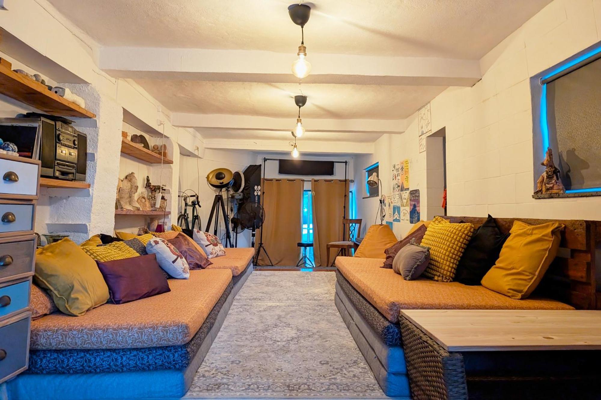 מדלנה Loving Strangers Hostel מראה חיצוני תמונה