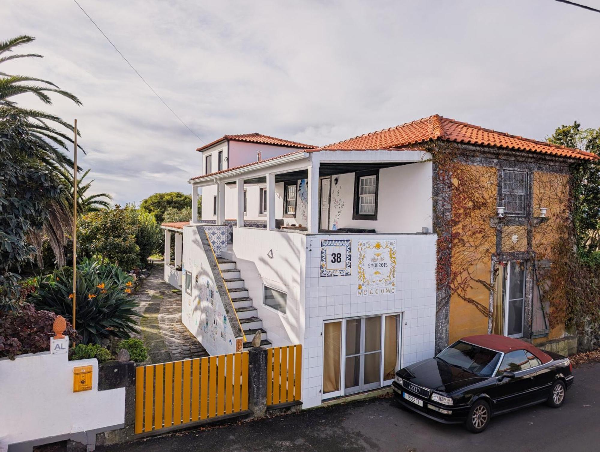 מדלנה Loving Strangers Hostel מראה חיצוני תמונה